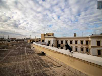 ...e raggiungiamo l�ampio terrazzo dell�edificio